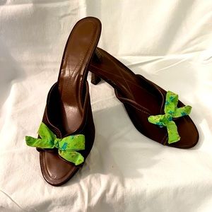 Women’s kitten heel sandals sold by Avon. Brown with green scarf trim. Size 9.